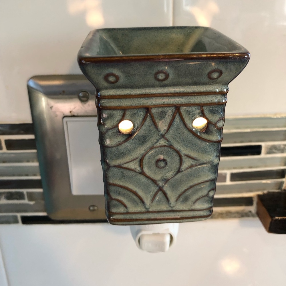 Scentsy plug in wax warmer- Lenore